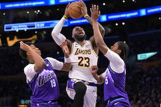 James anota 18 en primera mitad y Lakers se preparan para playoffs con triunfo 131-107 ante Jazz