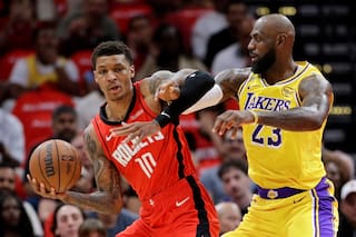 James anota el triple del empate y los Lakers remontan, ganan en prórroga y lideran 3-0 a los Rockets
