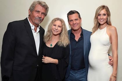 James Brolin, Barbra Streisand, Josh Brolin y su esposa Kathryn Boyd