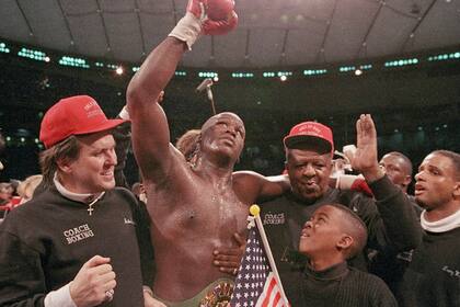 James "Buster" Douglas acaba de conseguir lo que parecía imposible: derrotar, y por KO, al invencible Myke Tyson