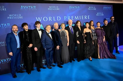 James Cameron y el elenco de Avatar: El camino del agua en el Odeon Luxe Leicester Square de Londres