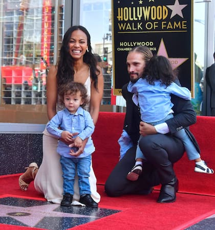 Zoe Saldaña y Marco Perego con los gemelos Cy y Bowie