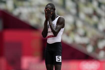 James Chiengjiek, del Refugee Olympic Team, reacciona después de una eliminatoria en la carrera de 800 metros masculinos en los Juegos Olímpicos de Verano de 2020, el sábado 31 de julio de 2021, en Tokio.