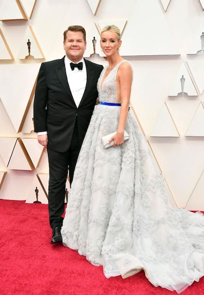 James Corden y Julia Carey en la alfombra de los Oscar
