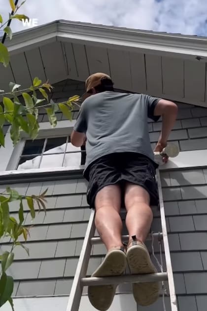 James, de 34 años, se subió una escalera para mirar de cerca