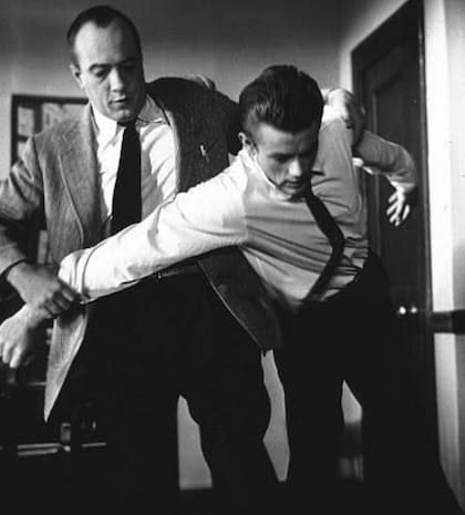 James Dean junto a Edward Platt en la película de 1955, Rebelde sin causa (Foto: IMBD)