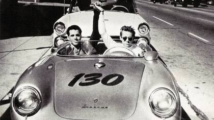 James Dean junto a Rolf Wütherich en el Porsche 550 Spyder
