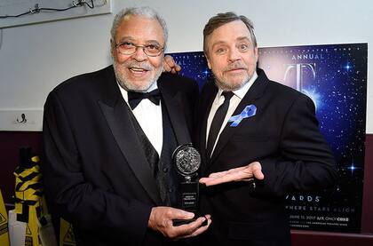 James Earl Jones y Mark Hamill en la trastienda de los premios Tony