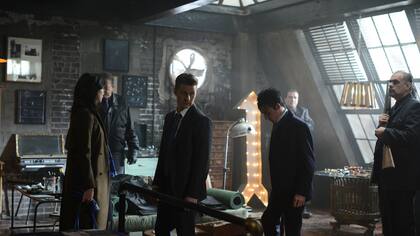 James Gordon y uno de los villanos, El Pinguino