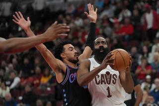 James Harden anota 36 y los Cavaliers sin Mitchell vencen 115 a 110 a los Bulls