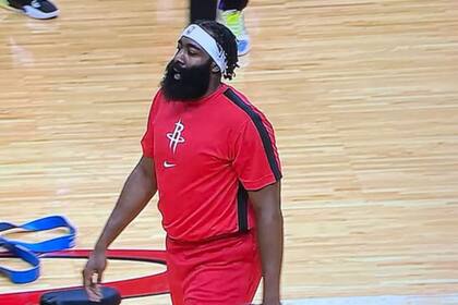James Harden, en uno de los entrenamientos de Houston, donde se presentó tarde a la pretemporada