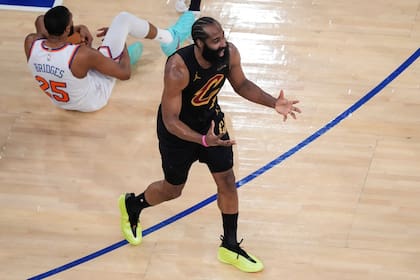 James Harden y Cleveland Cavaliers necesitan imperiosamente ganar como locales cuando reciban esta noche a New York Knicks, que está 2-0 arriba en la definición de la Conferencia del Este de la NBA.