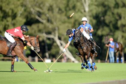 James Harper, de Scone, y Facundo Pieres, de Park Place, traban sus tacos en pugna por la bocha; atrás, Gonzalo Pieres (h.).
