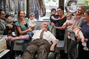 James Harrison en su última donación de sangre en 2018 junto a madres y sus bebés que nacieron gracias a él.