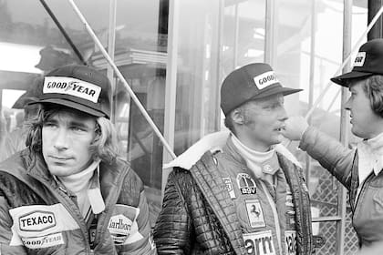 Discusiones.
James Hunt, Niki Lauda y Ronnie Peterson dialogan antes del GP de Japón de 1976. Hubo largos cabildeos entre los pilotos que querían cancelar la carrera (la gran mayoría), los disidentes (entre ellos, el propio sueco), las autoridades de la F1 y los organizadores japoneses
