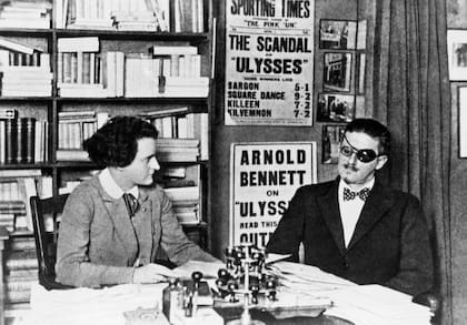 James Joyce y su editora Sylvia Beach, que regentó la legendaria librería Shakespeare and company en París y pubicó "Ulises"