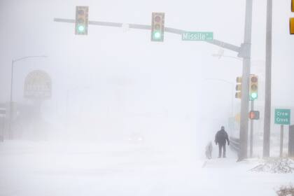 James Little cruza la calle durante una tormenta de nieve el miércoles 13 de marzo de 2019 en Cheyenne, Wyo. Las fuertes nevadas azotaron a Cheyenne alrededor de la media mañana del miércoles y se extendían por Colorado y Nebraska.