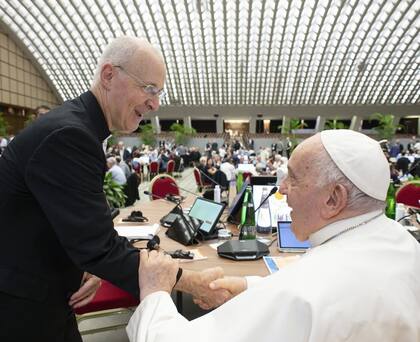 James Martin y el papa Francisco, durante el sínodo