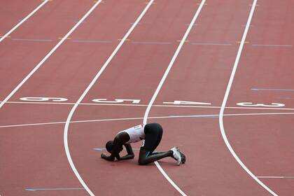 James Nyang Chiengjiek del Equipo Olímpico de Refugiados se lamenta después de una caída durante las eliminatorias masculinas de 800 metros