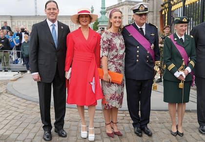 James O’Hare y su mujer, la princesa Delphine, la princesa Claire de Bélgica, el príncipe Laurent y la princesa Astrid de Bélgica, posan tras el desfile militar.