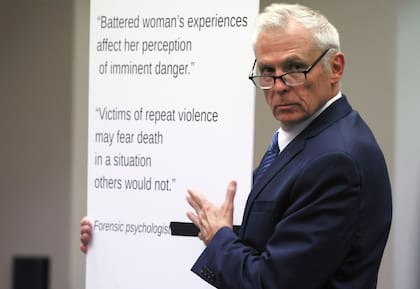 James Owen, el abogado de Boone, muestra una pizarra antes de los alegatos finales, el 25 de octubre en el Palacio de Justicia del Condado de Orange