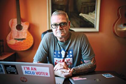 James Reader, el editor de Reverb Press. Su página fue borrada por Facebook en octubre, pero nunca le dijeron por qué