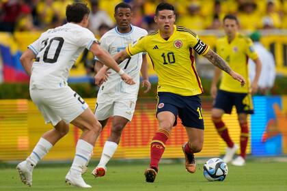 James Rodriguez ante Manuel Ugarte; el 10 hizo un golazo de volea para que Colombia festeje ante Uruguay