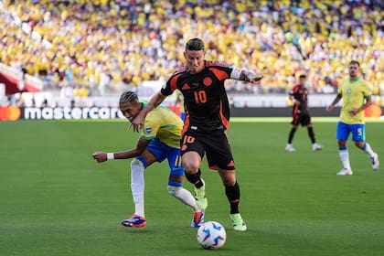 James Rodríguez domina la pelota ante Raphinha; el capitán de Colombia es el titiritero de una selección que se ilusiona con abrazarse a la gloria en la Copa América