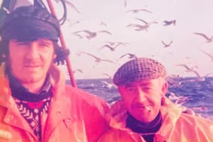 James Runcie, a la derecha, con un compañero de tripulación a bordo del barco pesquero Loraley