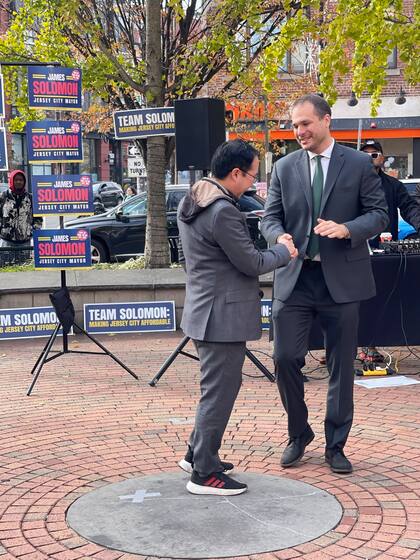 James Solomon, de 41 años, se presenta como un político local liberal
