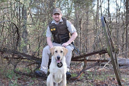James Thomas junto a su perro Kip
