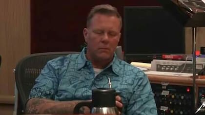 James, toma mate mientras graba su nuevo material