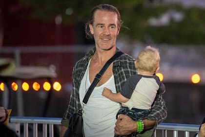 James Van Der Beek en una postal de 2022 con uno de sus hijos