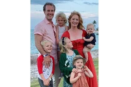 James Van Der Beek, su esposa y sus hijos: Olive, de 9 años, Joshua, de 7, Annabel Leah, de 5, Emily de 3, y Gwendolyn, de 16 meses