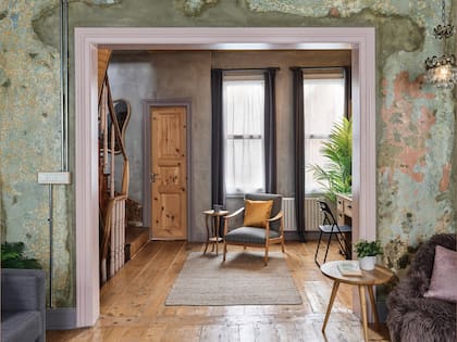 “James viaja mucho por sitios como la India y Marruecos, allí encontró textiles que usamos en los ambientes. Además, Estambul está repleta de anticuarios y tiendas de segunda mano que aprovechamos para conseguir muebles y decoración”.