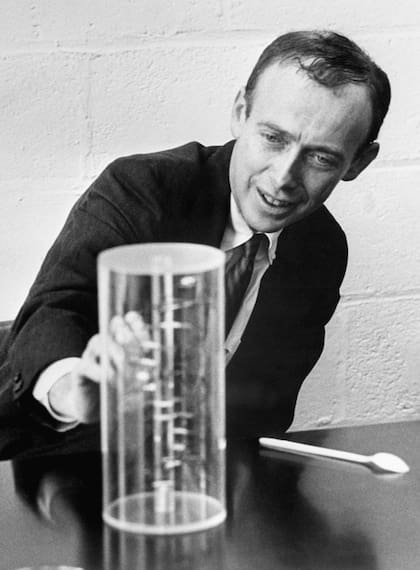 James Watson muestra un modelo de ADN en su laboratorio. en 1962.