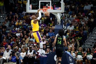 James y Doncic anotan 30 puntos cada uno para que Lakers superen 111-103 a Pelicans