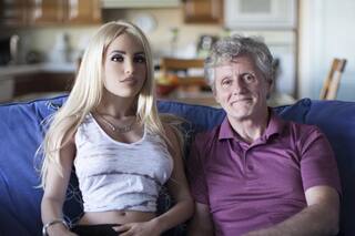 El ingeniero que sale a cenar con su muñeca y la elige por sobre su esposa