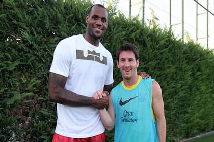 James y Messi se encontraron en 2011 en la ciudad deportiva de Barcelona, cuando el estadounidense era una estrella pero todavía no campeón de la NBA.