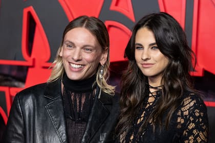Jamie Campbell Bower junto con su pareja, la youtuber Elena Taber
