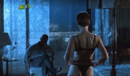 Jamie Lee Curtis baila para Arnold Schwarzenegger, que interpreta a su marido en la ficción de Mentiras verdaderas