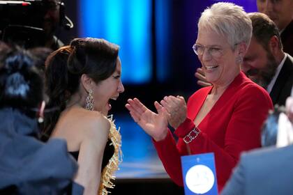 Jamie Lee Curtis en pleno festejo junto a su colega Michelle Yeoh