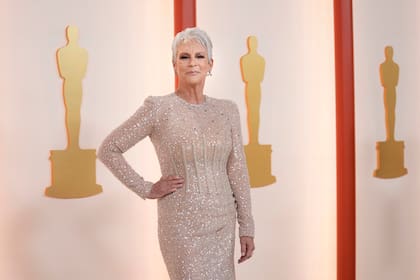 Jamie Lee Curtis luce un vestido de brillos y posa confiada: está conforme con el trabajo que le valió su nominación