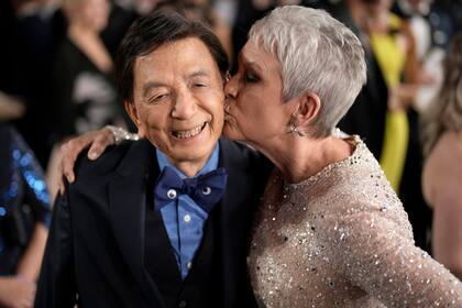 Jamie Lee Curtis se mostró muy cariñosa con su compañero de elenco James Hong
