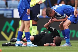 Insólito: debutaba como árbitro en la Premier, lo lesionaron y un futbolista usó el silbato para detener el partido