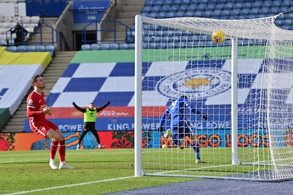 Jamie Vardy celebra el segundo gol de Leicester tras el error en la salida de Alisson Becker