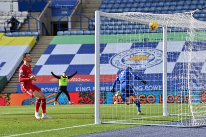 Jamie Vardy celebra el segundo gol de Leicester tras el error en la salida de Alisson Becker