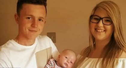 Jamie y Danielle junto a su hijo