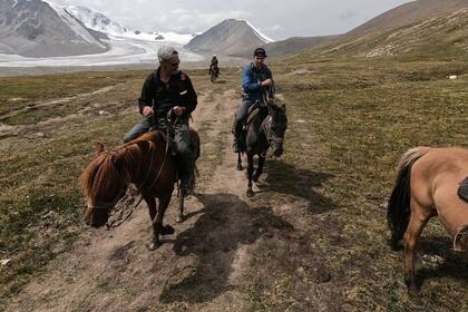 Jamie y su hijo recorrieron Mongolia en moto, caballo y camello