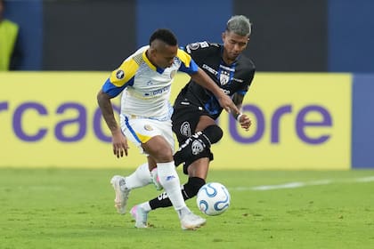Jaminton Campaz terminó siendo lo más peligroso de Rosario Central en la altura de Quito, pero ninguna de sus chances venció al arquero Quintana.